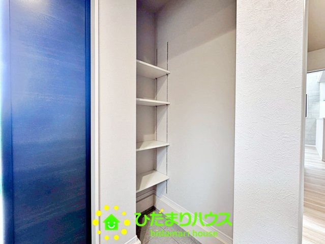 久喜市久喜東27期　新築一戸建て　02　リガーレの収納|玄関にはさらに収納スペースも！