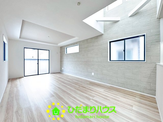 久喜市久喜東27期　新築一戸建て　02　リガーレの居間・リビング|17.3帖の広々リビングです！