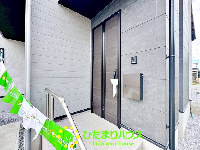 久喜市久喜東27期　新築一戸建て　02　リガーレの玄関|ポストがすぐ横に設置されていて使い勝手がいいですね！