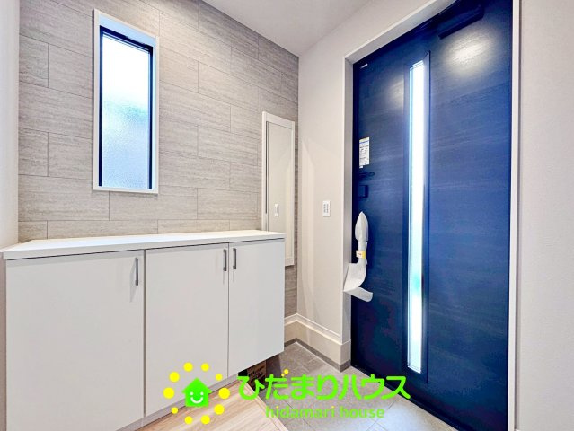 久喜市久喜東27期　新築一戸建て　02　リガーレの玄関|シューズクローゼット完備！落ち着いた雰囲気の玄関です！