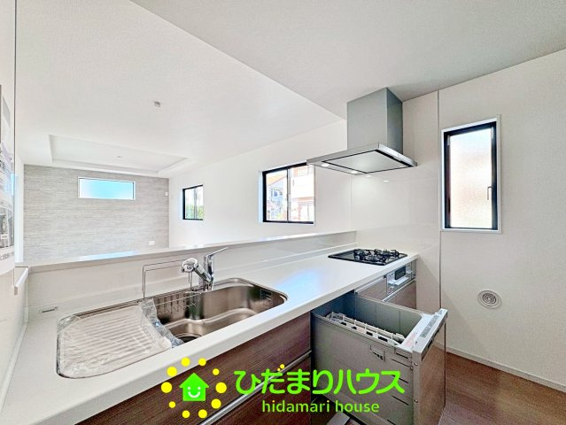 久喜市久喜東27期　新築一戸建て　01　リガーレのキッチン|家事も楽になる食洗器完備です！
