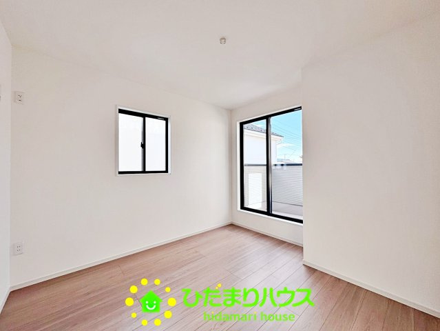 久喜市久喜東27期　新築一戸建て　01　リガーレの洋室|大きな窓で採光良好です！