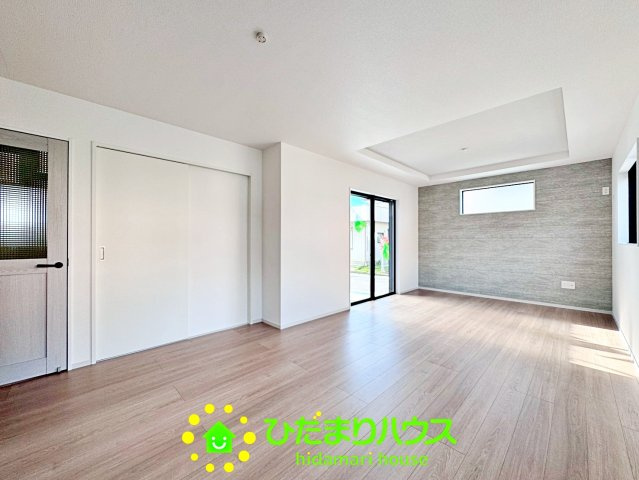 久喜市久喜東27期　新築一戸建て　01　リガーレの居間・リビング|18.4帖の広々リビングです！