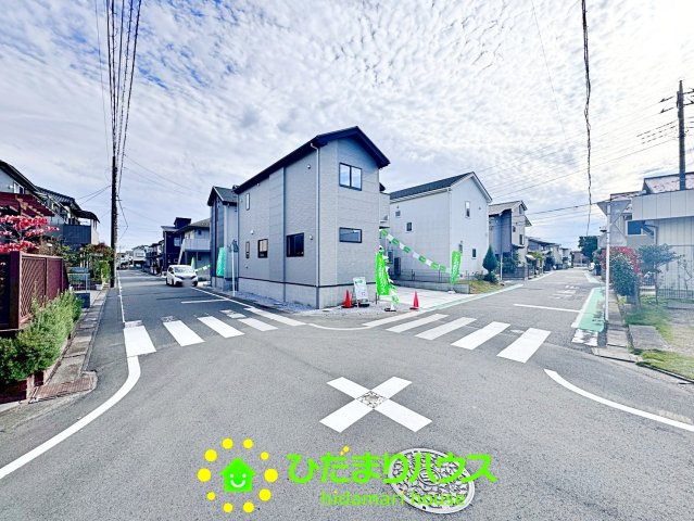 久喜市久喜東27期　新築一戸建て　01　リガーレの前面道路含む現地写真|前面道路も広く、車の出し入れも楽々です！