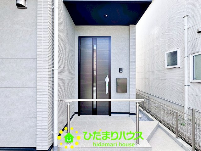 久喜市久喜東27期　新築一戸建て　01　リガーレの玄関|玄関横のポストは取り出し楽々です！