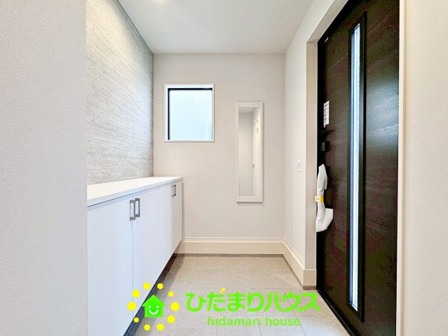 久喜市久喜東27期　新築一戸建て　01　リガーレの玄関|広い玄関スペースには収納も完備されています♪