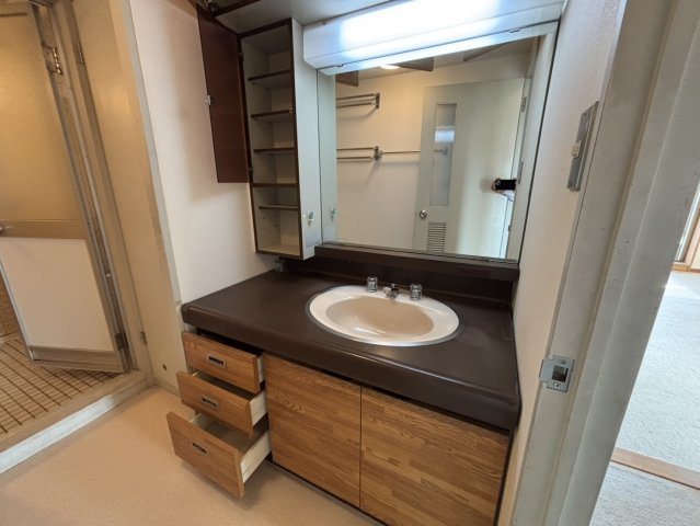 ファミーユ住吉牛神前北棟の独立洗面台