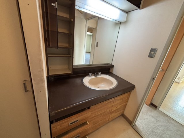 ファミーユ住吉牛神前北棟の独立洗面台