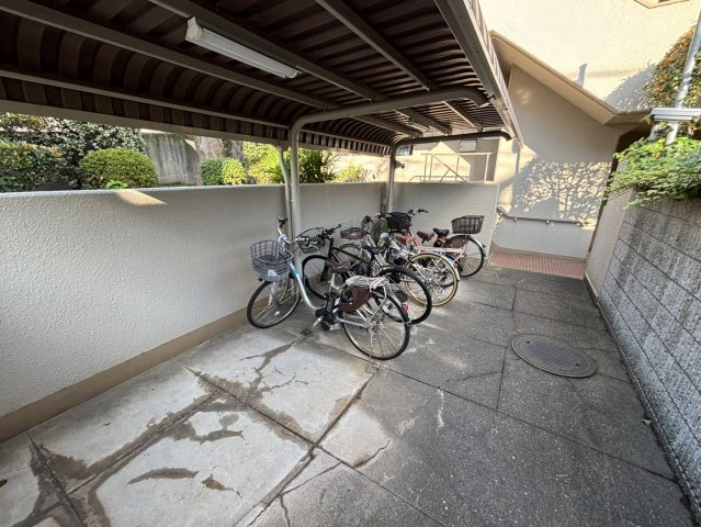 ファミーユ住吉牛神前北棟の駐輪場