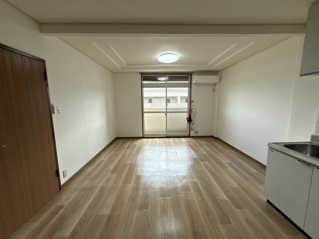 エスポワールＪＵＮ２番館の居間・リビング