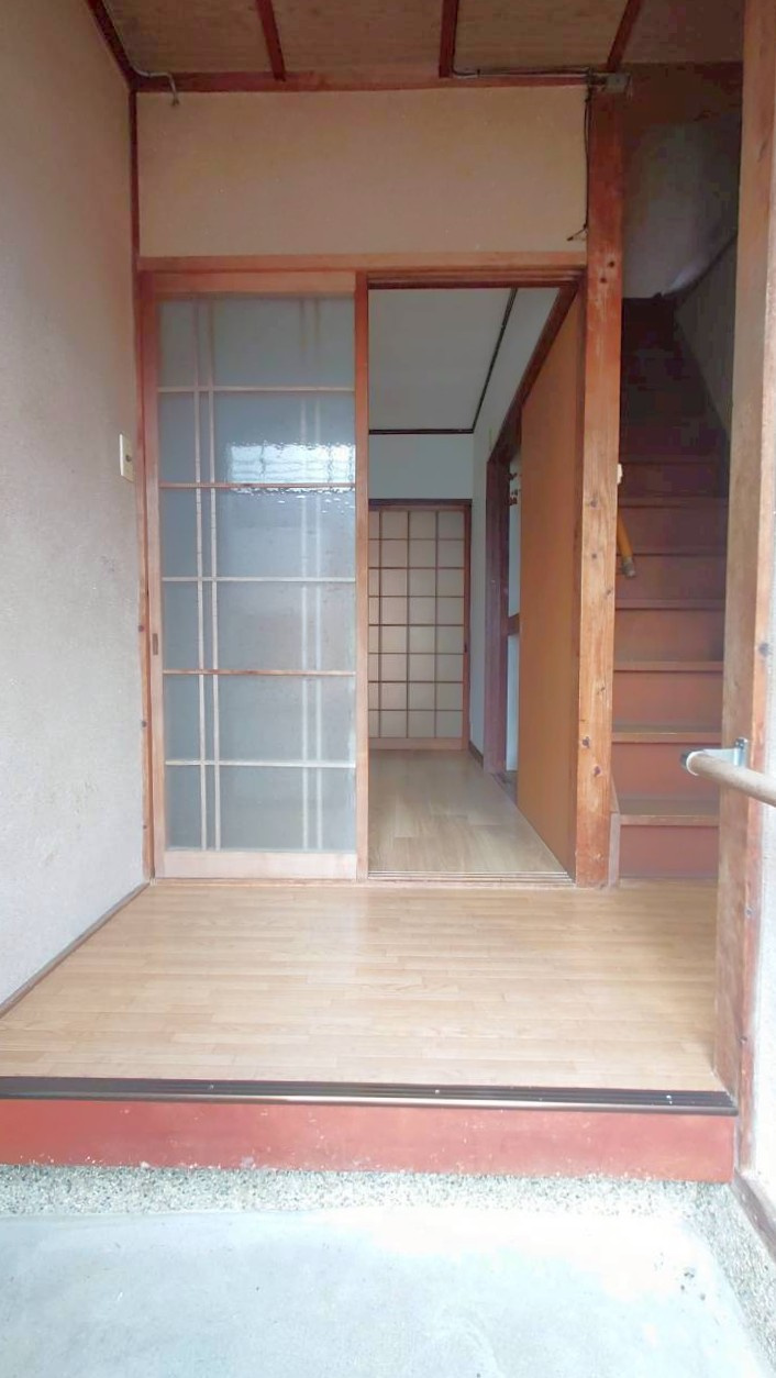 ◆南向きバルコニーのため陽当たり良好◆全居室収納付き◆伏見区醍醐外山街道町の玄関|玄関