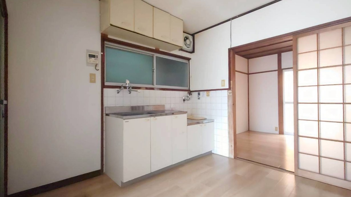 ◆南向きバルコニーのため陽当たり良好◆全居室収納付き◆伏見区醍醐外山街道町のキッチン|キッチン