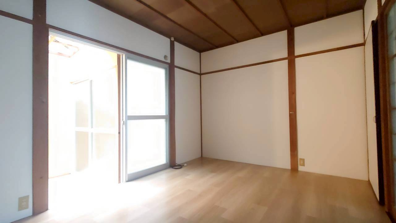 ◆南向きバルコニーのため陽当たり良好◆全居室収納付き◆伏見区醍醐外山街道の洋室|１階洋室