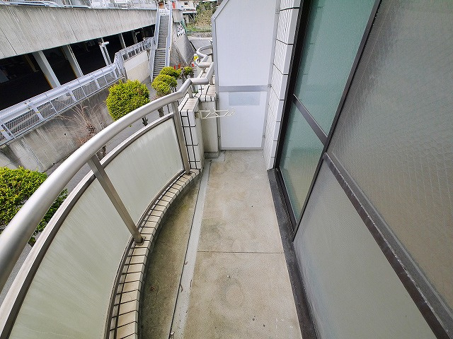 シャンテムーランのバルコニー|外からの目が気にならないバルコニーで洗濯物が干せます