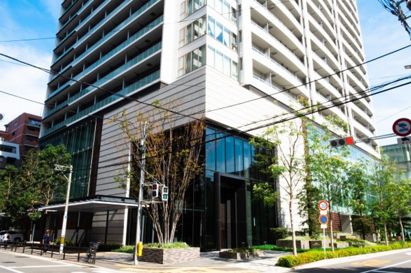  | 【エントランス外観】優雅な印象を与える壮麗なゲート。洗練されたファサードが威厳を演出します。