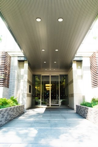  | 【サブエントランス】大きな庇が印象的です。奥へ進むとエレベーターホールがございます！