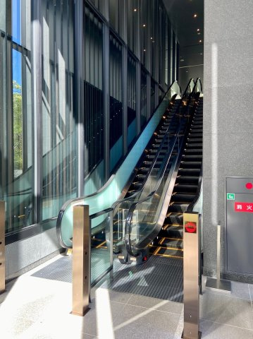 【エントランス】 | 【エスカレーターホール】陽光溢れる三層吹き抜けの風除室です！エントランスホールはこの上にございます。