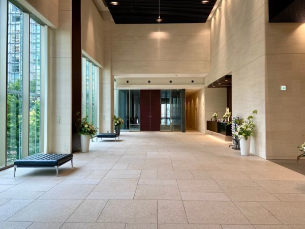 【エントランス】 | 【エントランスホール】天井高約8ｍ！劇場のホワイエのように品格漂う、広々とした迎賓空間です！