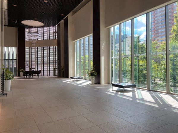 【エントランス】 | 【エントランスホール】開放的ながらシックなデザイン。豪華なエントランスホールです。