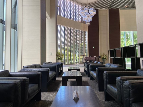 【ロビー】 | 【オーナーズラウンジ】ピアノの音色と共に、落ち着いた雰囲気のラウンジでゆっくりとお寛ぎいただけます。