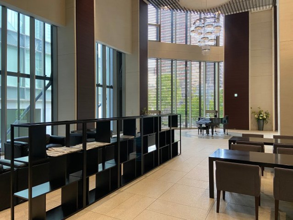 【ロビー】 | 【オーナーズラウンジ】二層吹き抜けの壮麗な空間に映えるガラスウォールが、優雅な空間を演出します！