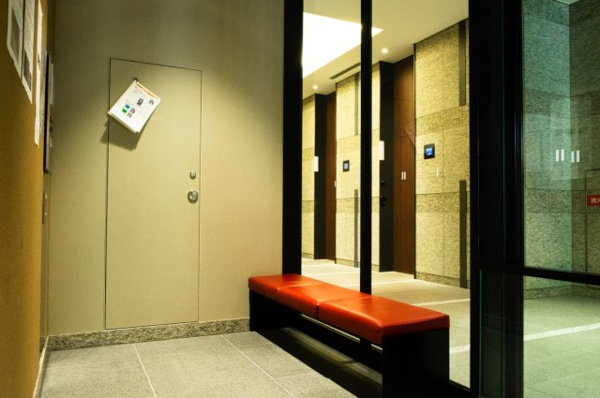 【その他共用部分】 | 【タワーパーキング待合室】出庫の待ち時間も快適にお過ごしいただける、空調付きの待合室です！