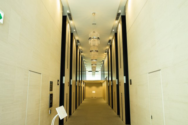 【その他共用部分】 | 【エレベーターホール】エレベーターはなんと11基もございます！高層階用と低層階用に分かれています。