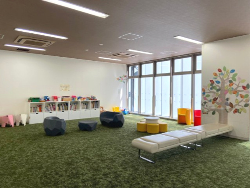 【その他共用部分】 | 【キッズルーム】3階です。絵本やおもちゃもございます！大きな窓から自然光が柔らかに差し込みます。