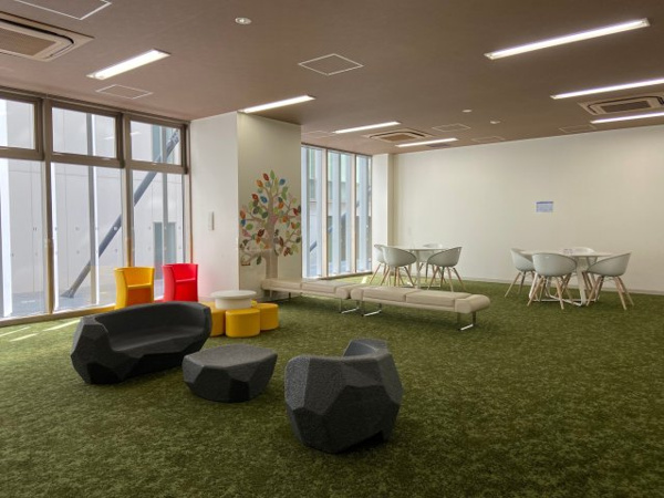 【その他共用部分】 | 【キッズルーム】テーブルと椅子もあり、お子様を見守りながら、大人の方同士もご歓談いただけます。