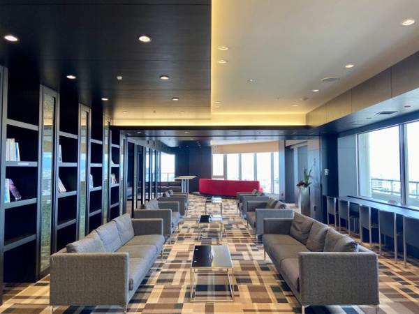 【ロビー】 | 【ビューラウンジ】落ち着いた雰囲気のラウンジでゆっくりとお寛ぎいただけます。