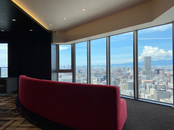 【ロビー】 | 【ビューラウンジ】地上30階から望む、感動のパノラマビュー！夜にはイルミネーションが輝く大阪の街！
