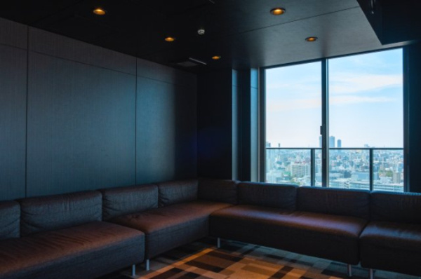 【ロビー】 | 【ビューラウンジ】上質なインテリアに囲まれて、大切なゲストやご家族と、ゆっくりご歓談いただけます。
