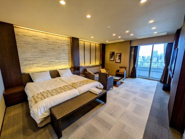 【その他共用部分】 | 【ゲストルーム】30階からの眺望を楽しめる、広々としたゲストルーム。ダイナミックなシティビュー！