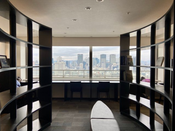 【その他共用部分】 | 【スタディルーム】窓に面した席もあり、都心の街並みを眺めながらお過ごしいただけます。