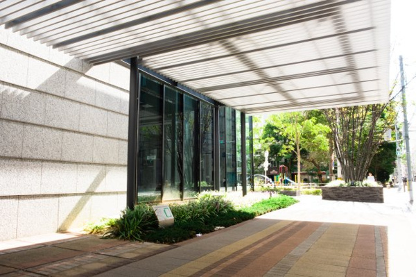 【庭】 | 【フレグランスガーデン】メインエントランス周辺です。涼しげなパーゴラを備えたオープンスペース！