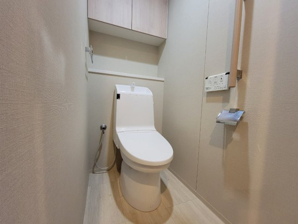 【トイレ】 | 【トイレ】清潔感漂う、白を基調としたトイレ！温水洗浄便座で365日快適！