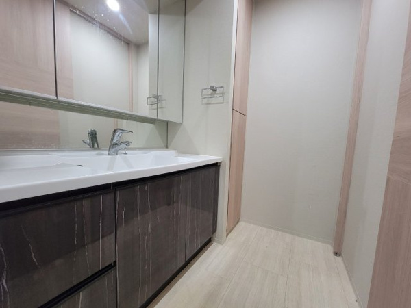 【独立洗面台】 | 【独立洗面台】鏡の裏や、下部にも収納スペースありで利便性も◎