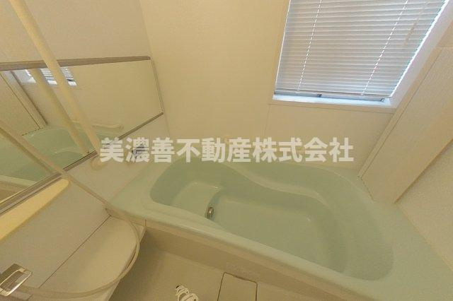 ６６０６３　岐阜市柳津町南塚中古戸建ての浴室