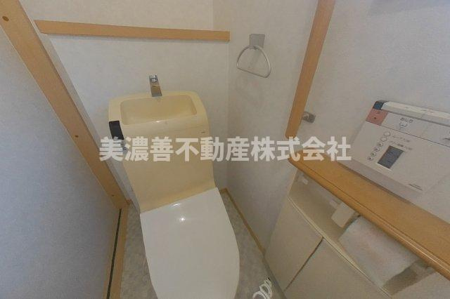 ６６０６３　岐阜市柳津町南塚中古戸建てのトイレ