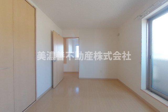 ６６０６３　岐阜市柳津町南塚中古戸建ての洋室