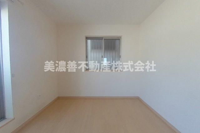 ６６０６３　岐阜市柳津町南塚中古戸建ての洋室