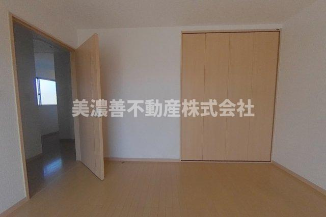 ６６０６３　岐阜市柳津町南塚中古戸建ての洋室