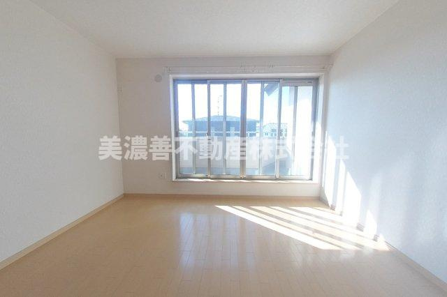 ６６０６３　岐阜市柳津町南塚中古戸建ての洋室