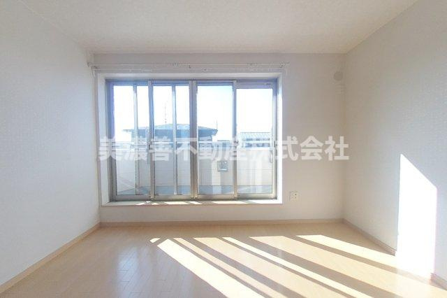 ６６０６３　岐阜市柳津町南塚中古戸建ての洋室