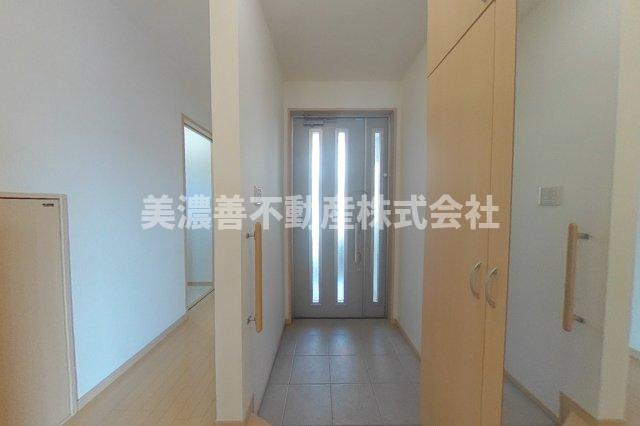 ６６０６３　岐阜市柳津町南塚中古戸建ての玄関