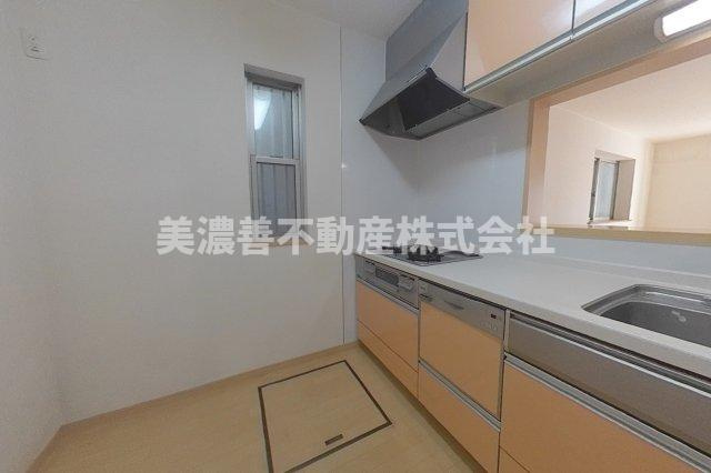 ６６０６３　岐阜市柳津町南塚中古戸建てのキッチン