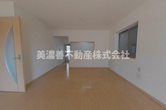 ６６０６３　岐阜市柳津町南塚中古戸建ての居間・リビング