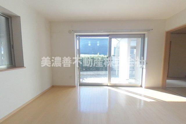 ６６０６３　岐阜市柳津町南塚中古戸建ての居間・リビング