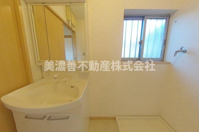 ６６０６３　岐阜市柳津町南塚中古戸建ての洗面所