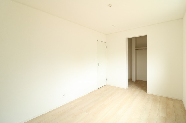 【寝室】 | 練馬区東大泉7丁目　未入居一戸建住宅　全5棟　（保谷店） | 落ち着いた色味のクロスとフローリングでほっと一息つける空間。